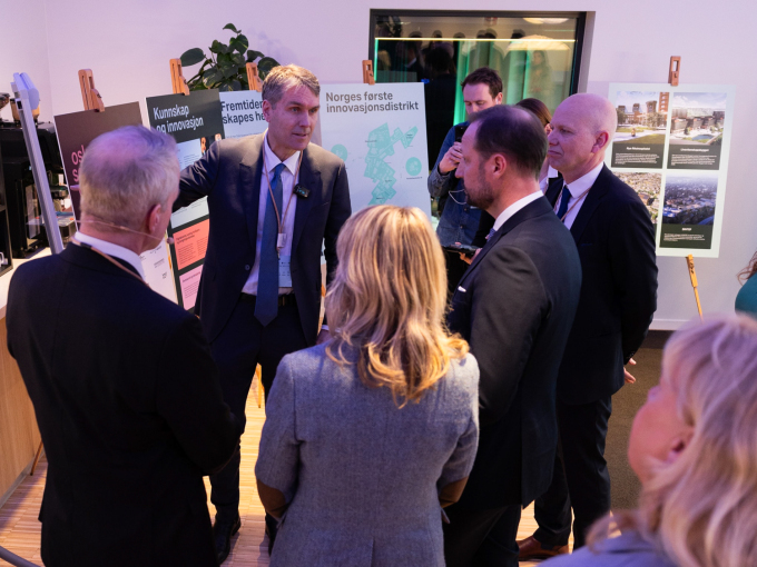 Professor Ole Andreassen utvikler et KI-verktøy som kan avdekke demens tidligere og presenterte dette på Livsvitenskapskonferansen 2025. Foto: Kleppa Media 