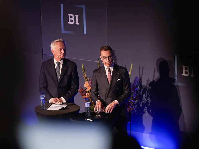 President Alexander Stubb og professor Ulf Sverdrup i en paneldebatt om den geo- og sikkerhetspolitiske situasjonen i Norden. Foto: Terje Pedersen / NTB
