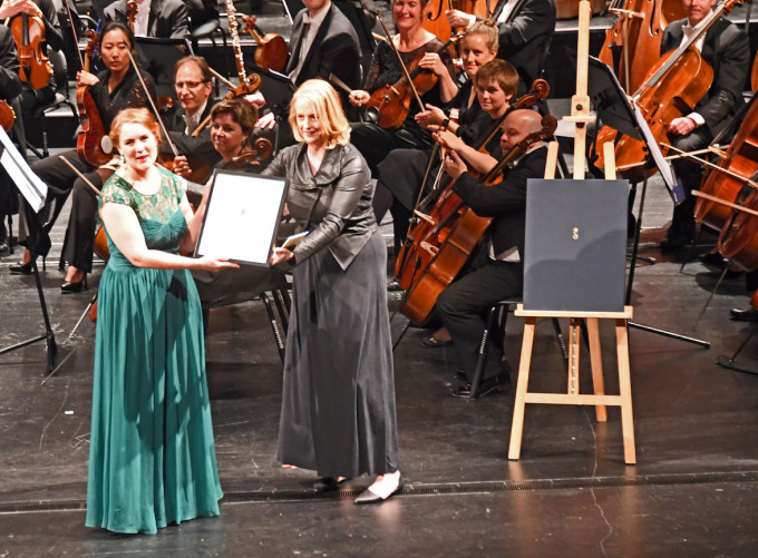 Ingrid Bjoners stipend til beste norske deltakar gjekk til Astrid Nordstad frå Trondheim – delt ut av juryleiar Annilese Miskimmon. Foto: Sven Gj. Gjeruldsen, Det kongelege hoffet