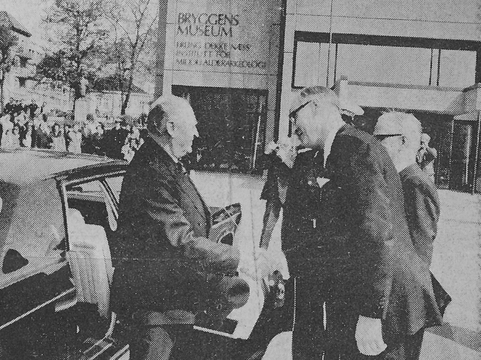 Kong Olav sto for den offisielle åpningen av Bryggens Museum i Bergen 18. mai 1976. Konservator Asbjørn Herteig ønsket Kongen velkommen. Foto: Bergensavisen/Bryggen Museum