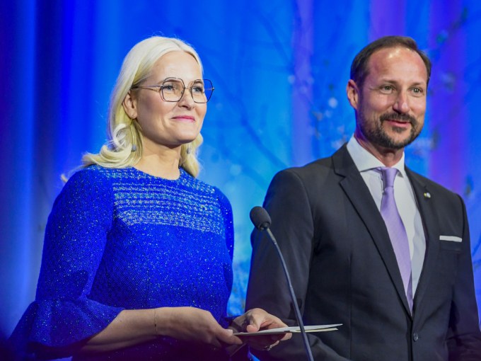 Kronprinsparet ønsker velkommen til kveldens mottakelse. Kronprinsen kunne fortelle at Kronprinsessens kjole ble laget av den svenske veversken og moteskaperen grevinne Ebba von Eckermann, som døde i 2018, 96 år gammel. Foto: Annika Byrde, NTB
