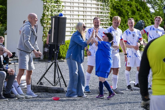 Det ble high fives etter at Nanna satte inn sitt straffespark. Foto: Lise Åserud, NTB