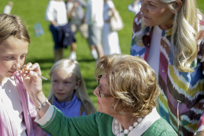 Både Dronningen og Kronprinsessen fikk prøve seg som ansiktsmalere. Foto: Silje Katrine Robinson / NTB