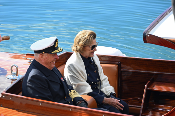 Kongeparet og Kronprinsen ankom Kongeskipet i sjalupp. Foto: Sven Gj. Gjeruldsen, Det kongelige hoff