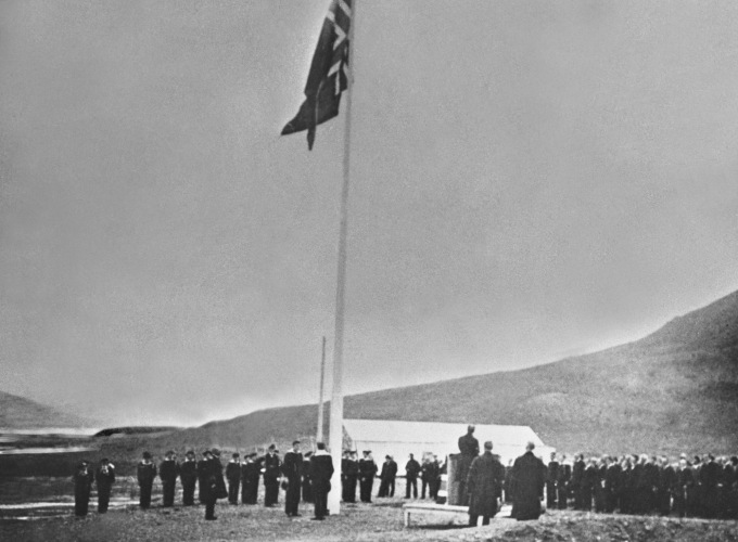 Fotografi fra flaggheisingen 14. august 1925. Foto: NTB