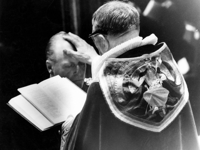 Kong Olav signes av biskop Arne Fjellbu. Foto: Aktuell / NTB