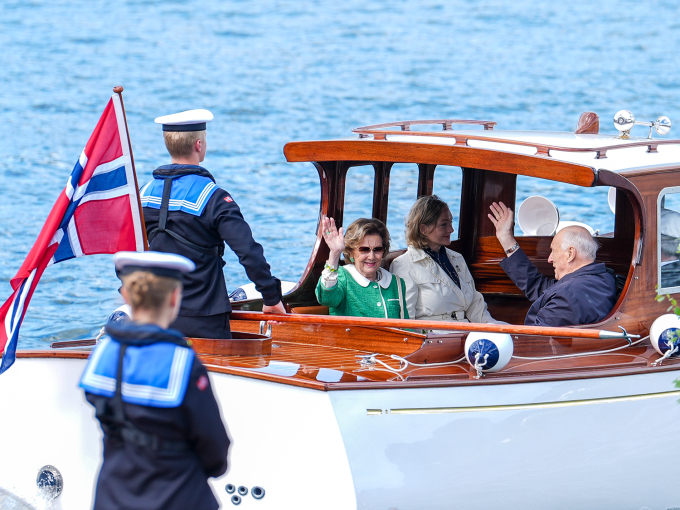 Kongeparet vinker farvel til Vindafjord. Foto: Lise Åserud, NTB
