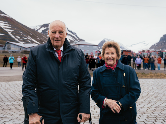 Kongeparet i Longyearbyen etter eit besøk til UNIS. Foto: Ola Vatn, Det kongelege hoffet