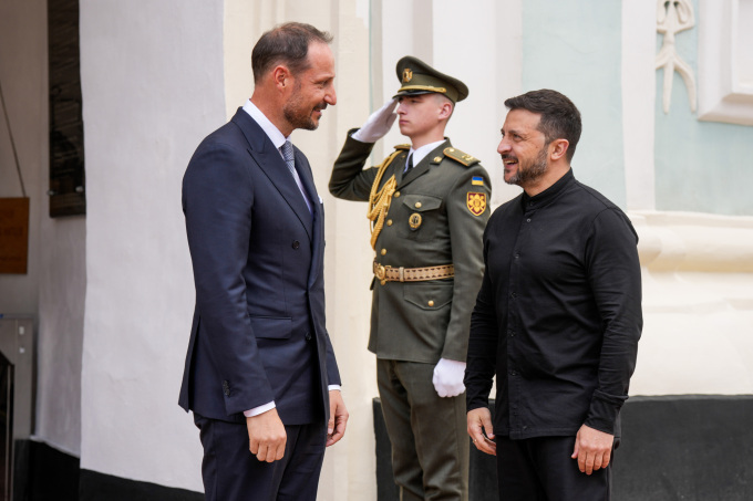 Møte med Ukrainas president Volodymyr Zelenskyj ved St. Sofia-katedralen. Foto: Heiko Junge, NTB
