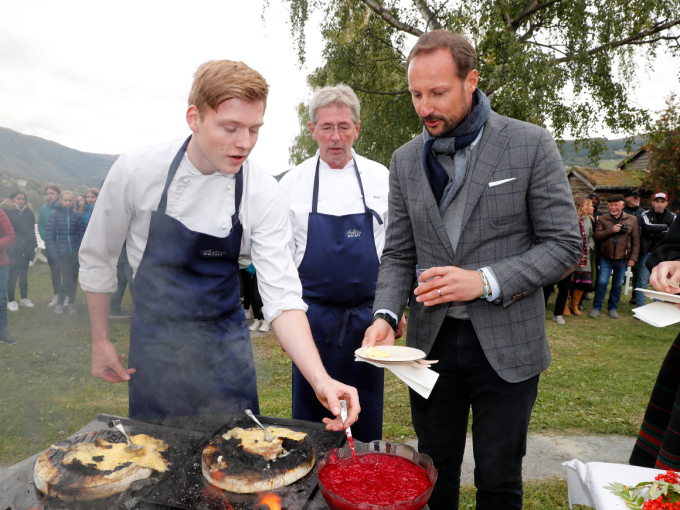 Arne Brimi og lærlingane hans byr på fingermat på tunet. Foto: Marius Gulliksrud, Stella Pictures