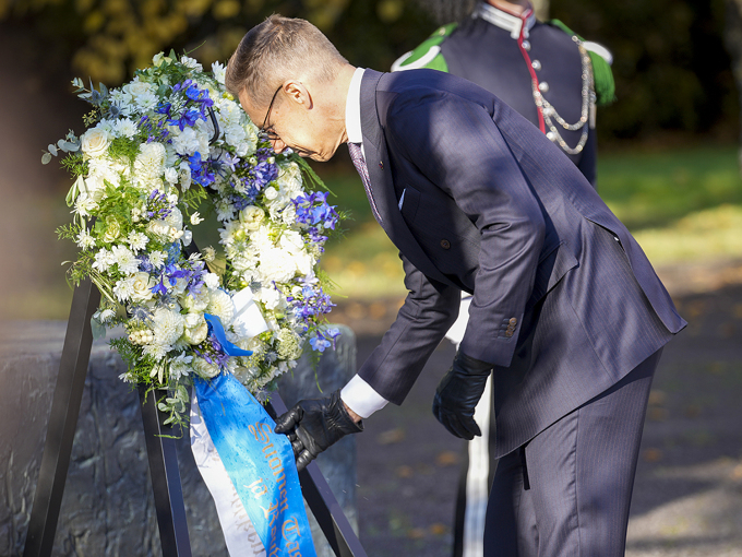 President Alexander Stubb legger ned krans på Nasjonalmonumentet ved Akershus festning. Foto: Terje Bendiksby / NTB
