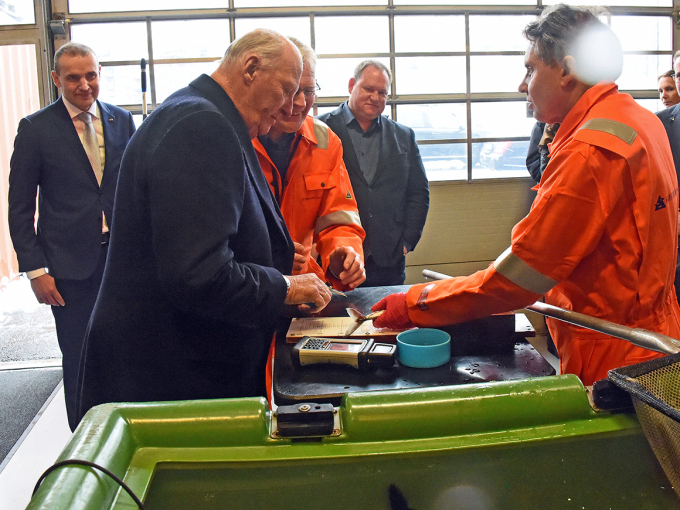 Kong Harald merker makrell. Foto: Sven Gj. Gjeruldsen, Det kongelige hoff.
