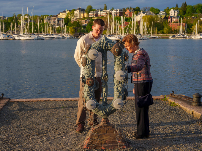Dronningen i samtale med Jens Thygesen ved hans verk Terskel / Threshold. Foto: Cornelius Poppe, NTB