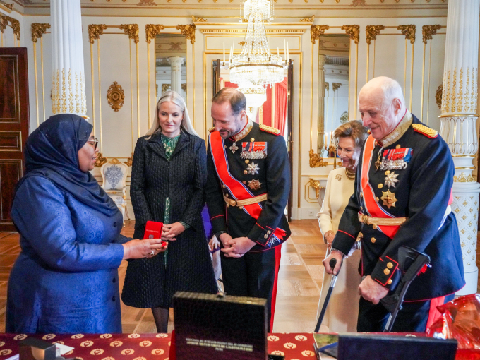Gaveoverrekkelse i Den hvite salong. Foto: Ole Berg-Rusten / NTB