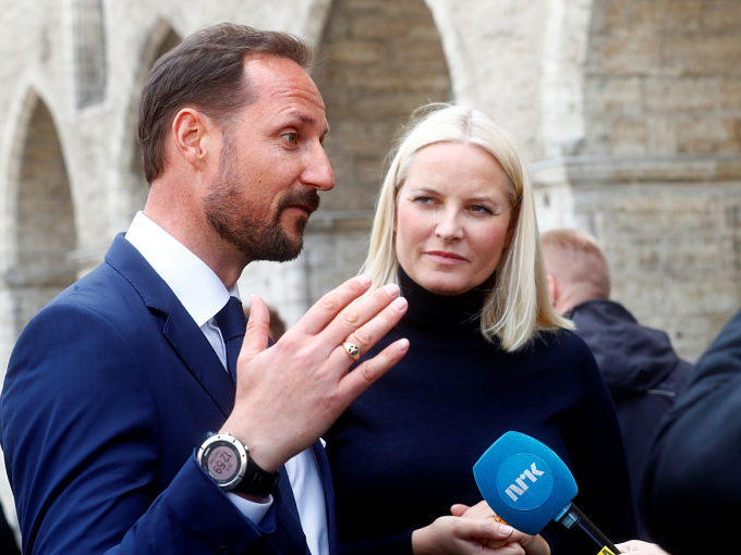 Kronprinsparet avslutta reisa med eit pressemøte på torget i Tallinn. Foto: REUTERS / Ints Kalnins / NTB Scanpix