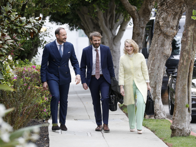 Kronprinsen på vei til residensen til Norges generalkonsul i San Francisco, sammen med næringsministeren og digitaliseringsministeren. Der møtte de representanter for amerikanske myndigheter og næringsliv for å diskutere hvordan en kan øke investeringer som bidrar til grønn omstilling.. Foto: Tom Hansen / Innovasjon Norge