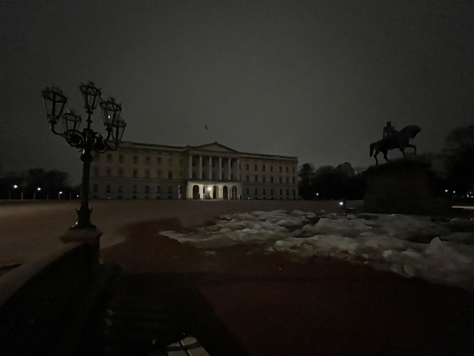 Hvert år siden 2009 har Slottet blitt mørklagt under internasjonale markeringen Earth Hour. Foto: Per-Arne Skjæveland, Statsbygg, 2023