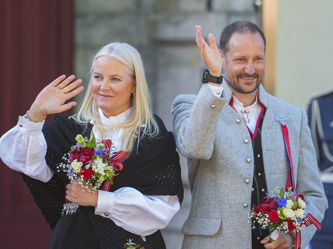 Fra Skaugum bar det inn til Slottet i Oslo, der de sluttet seg til Kongeparet for å hilse barnetoget fra Slottsbalkongen. Foto: Lise Åserud, NTB
