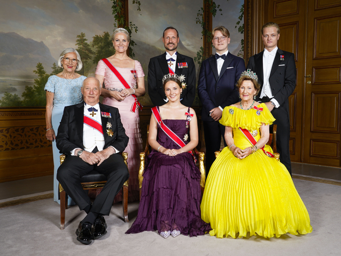 Foran: H.M. Kongen, H.K.H. Prinsesse Ingrid Alexandra og H.M. Dronningen. Bak f.v.: Marit Tjessem, H.K.H. Kronprinsessen, H.K.H. Kronprinsen, Prins Sverre Magnus og Marius Borg Høiby. Foto: Lise Åserud, NTB.