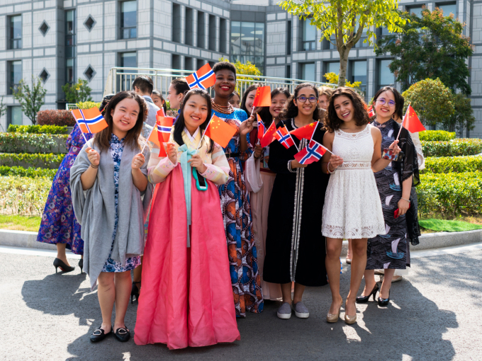 Elever på UWC Changshu venter på Kongeparet. Foto: Tim Haukenes 