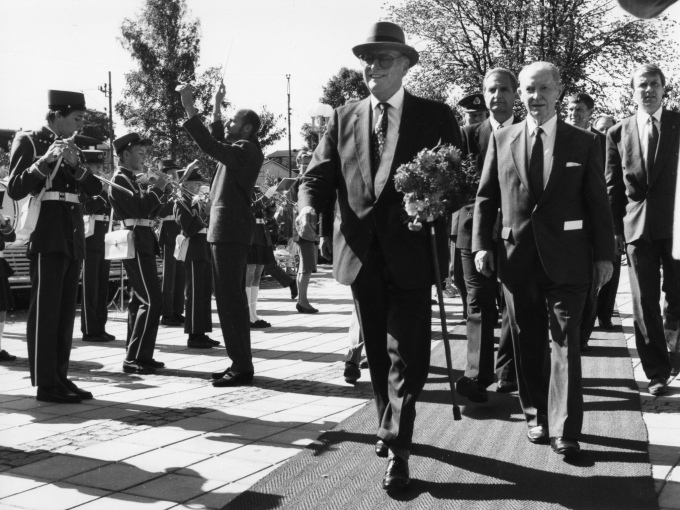Kong Olav ankommer markeringen av 75-årsjubileet til Teknisk Museum i 1989. Foto: Norsk Teknisk Museum