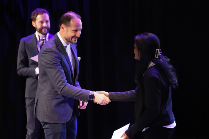 Kronprinsen delte ut diplomer til finalistene som er del i årets konkurranse under seremonien, som fant sted på Deichman i Bjørvika i Oslo fredag ettermiddag. Foto: Akademiet for yngre forskere / Von kommunikasjon
