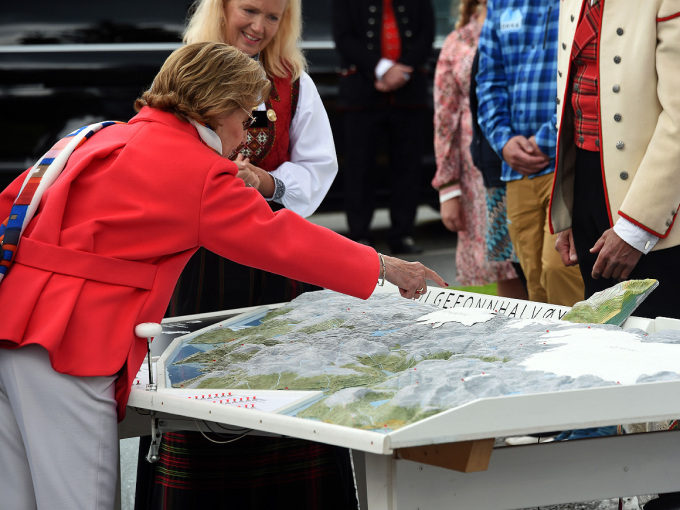 Dronning Sonja har besøkt området ei rekkje gonger og kunne peike ut mange kjende stader på modellen over Folgefonna. Foto: Sven Gj. Gjeruldsen, Det kongelege hoffet