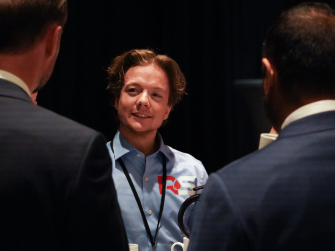 Røyrleggjar Aksel Halvorsen delte tankar om arbeidslivet i framtida i samtale med Kronprinsen og varaordførar Abdullah Alsabeehg. Foto: Liv Anette Luane, Det kongelege hoffet 