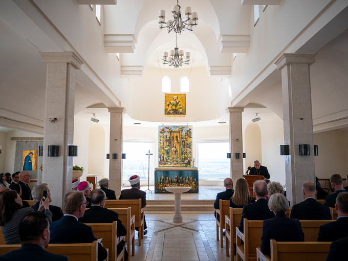 Kongeparet fikk høre om dialog mellom muslimske og kristne ledere. Foto: Heiko Junge, NTB scanpix