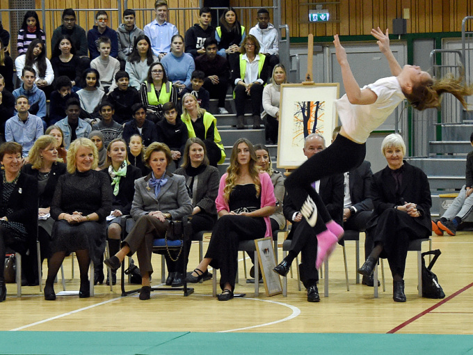 Skolens turnere viste sine kunster - og noen av ferdighetene vakte skrekkblandet fryd hos publikum.  Foto: Sven Gj. Gjeruldsen, Det kongelige hoff