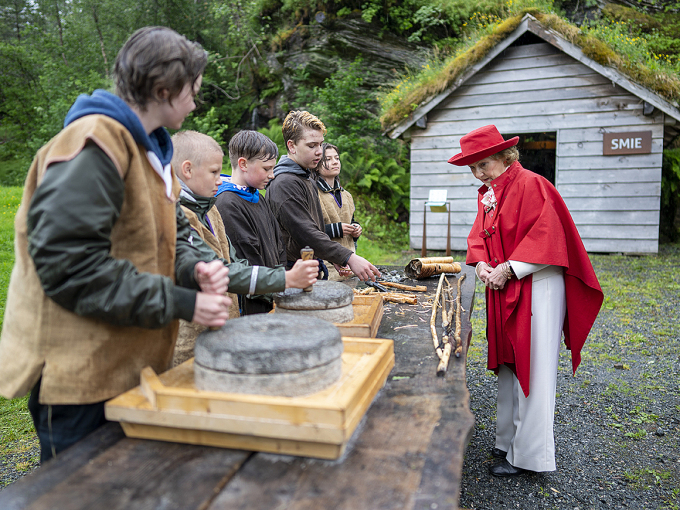 Elevar frå Hyllestad ungdomsskule deltek i et skuleprosjekt i Kvernsteinsparken. Foto: Heiko Junge / NTB