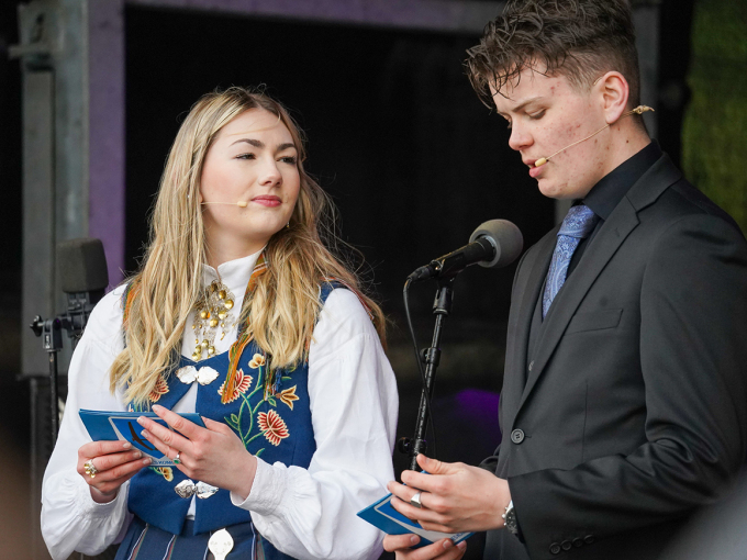 Maja Standahl (17) fra Polarsirkelen vgs. og Adrian Vassdal (15) fra Korgen sentralskole fylte rollen som konferansier i Hemnes. Foto: Liv Anette Luane, Det kongelige hoff