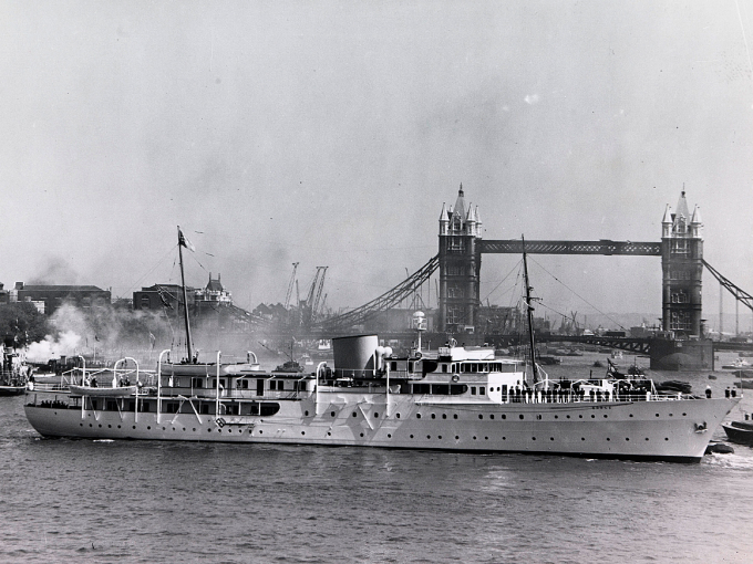Kongeskipet på Themsen under Kong Haakons statsbesøk til Storbritannia i 1951. Foto: De kongelige samlinger.