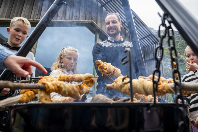 Det ble grilling av pinnebrød under arrangementet på turisthytta på Tungestølen. Foto: Heiko Junge, NTB
