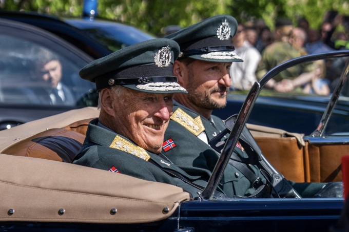Kong Harald og Kronprins Haakon ankommer markeringen av frigjøringsdagen og den nasjonale veterandagen på Akershus festning i kongebilen A1. Foto: Ola Vatn, Det kongelige hoff