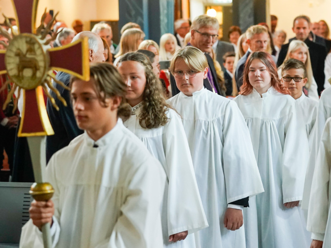 Konfirmantene gikk i prosesjon inn i kirken. Foto: Lise Åserud / NTB scanpix