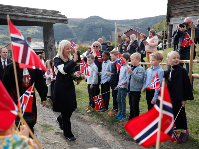 Kronprinsessa kjem til Ullinsvin. Foto: Stian Lysberg Solum / NTB scanpix