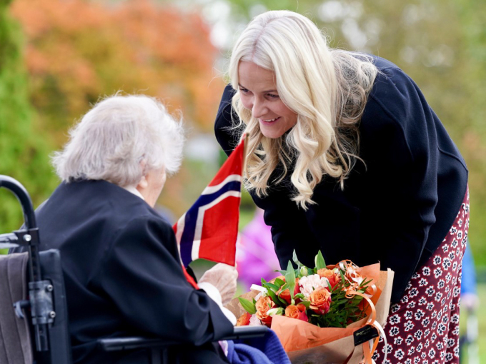 Kronprinsesse Mette-Marit snakker med en beboer ved Trøgstadheimen. Foto: Simen Løvberg Sund, Det kongelige hoff