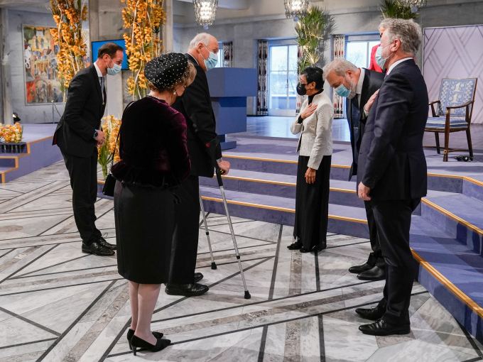 Kong Harald, Dronning Sonja og Kronprins Haakon gratulerer fredsprismottakerne Maria Ressa, Dmitrij Muratov og leder for Verdens matvareprogram David Beasley. Foto: Stian Lysberg Solum / NTB