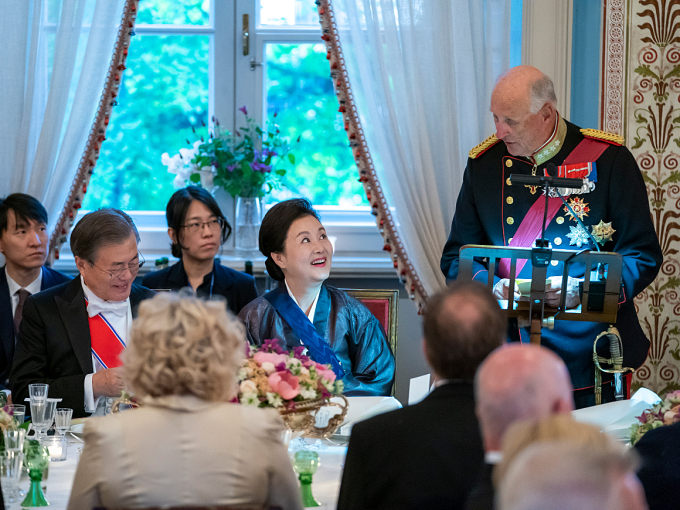 Kong Harald taler under gallamiddagen. Foto: Heiko Junge / NTB scanpix