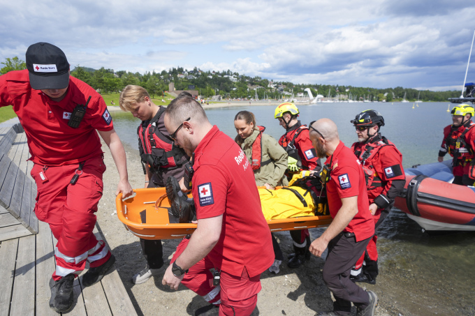 Prinsen og Prinsessen fikk være med på en øvelse i redning fra vann. Foto: Terje Pedersen / NTB