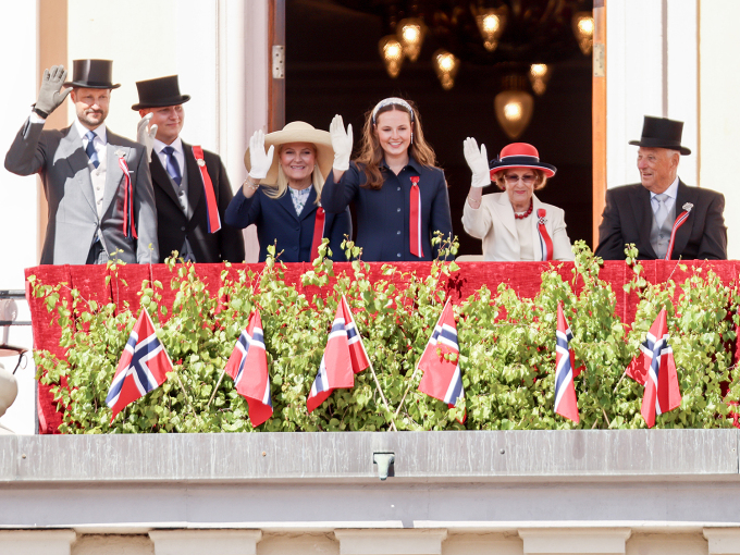 Kongeparet, Kronprinsparet, Prinsesse Ingrid Alexandra og Prins Sverre Magnus hilser barnetoget fra Slottsbalkongen. Foto: Amanda Pedersen Giske / NTB
