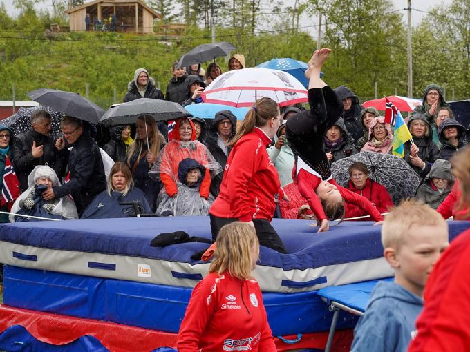 Turnoppvisningen ble avsluttet med spenstige svev fra trampetten. Foto: Liv Anette Luane, Det kongelige hoff 