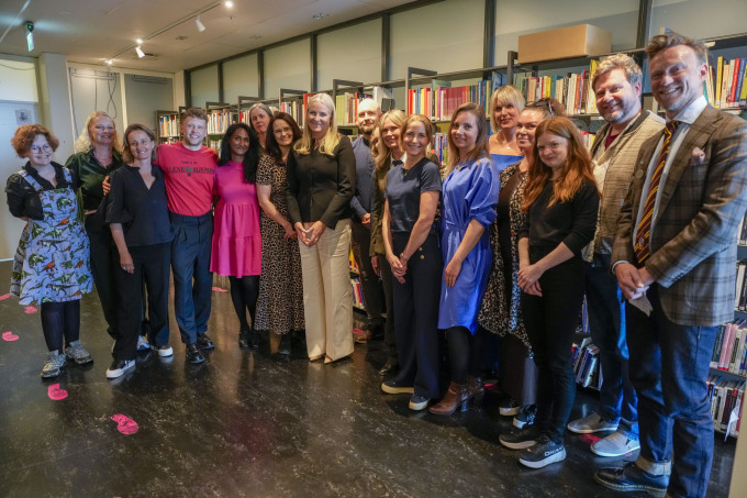 Kronprinsessen sammen med de 15 avgangselevene fra forfatterutdanningen ved Norsk barnebokinstitutt. Foto: Javad Parsa / NTB