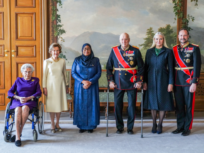 Offisiell fotografering i Fugleværelset på Slottet med Prinsesse Astrid, fru Ferner, Dronning Sonja, Tanzanias president Samia Suluhu Hassan, Kong Harald, Kronprinsesse Mette-Marit og Kronprins Haakon. Foto: Ole Berg-Rusten / NTB