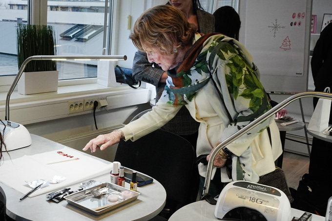 Dronningen møtte noen av kvinnene som gjennom organisasjonen ROSA får utdanning innen negledesign, vipper og makeup. Foto: Terje Pedersen / NTB