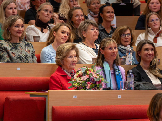 Fullsett auditorium under seminaret om kvinnehelse. Ved sida av Dronninga sit professor Kari Bø som vart heidra for det viktige arbeidet sitt innan kvinnehelse. Foto: Liv Anette Luane, Det kongelege hoffet