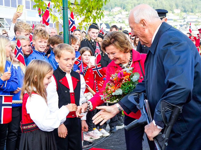 Gulliver Gryt (10 år) gjev blomar til Dronninga. Aminde Fiol Lillebø (6 år) gjev bok med teikningar til Kongen. Foto: Lise Åserud, NTB