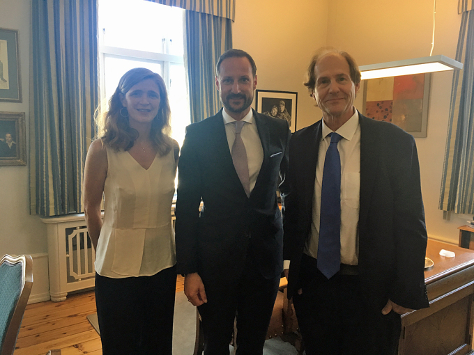 Kronprinsen tek imot prisvinnar Cass Sunstein og kona hans, Samantha Power, i audiens. Foto: Sven Gj. Gjeruldsen, Det kongelege hoffet