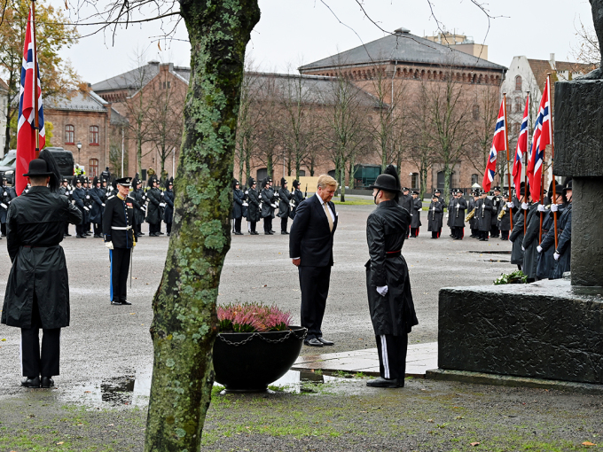 Kong Willem-Alexander la ned krans ved nasjonalmonumentet på Akershus festning. Det er tradisjon at nasjonalmonumentet blir bekranset under statsbesøk. Foto: Sven Gj. Gjeruldsen, Det kongelige hoff